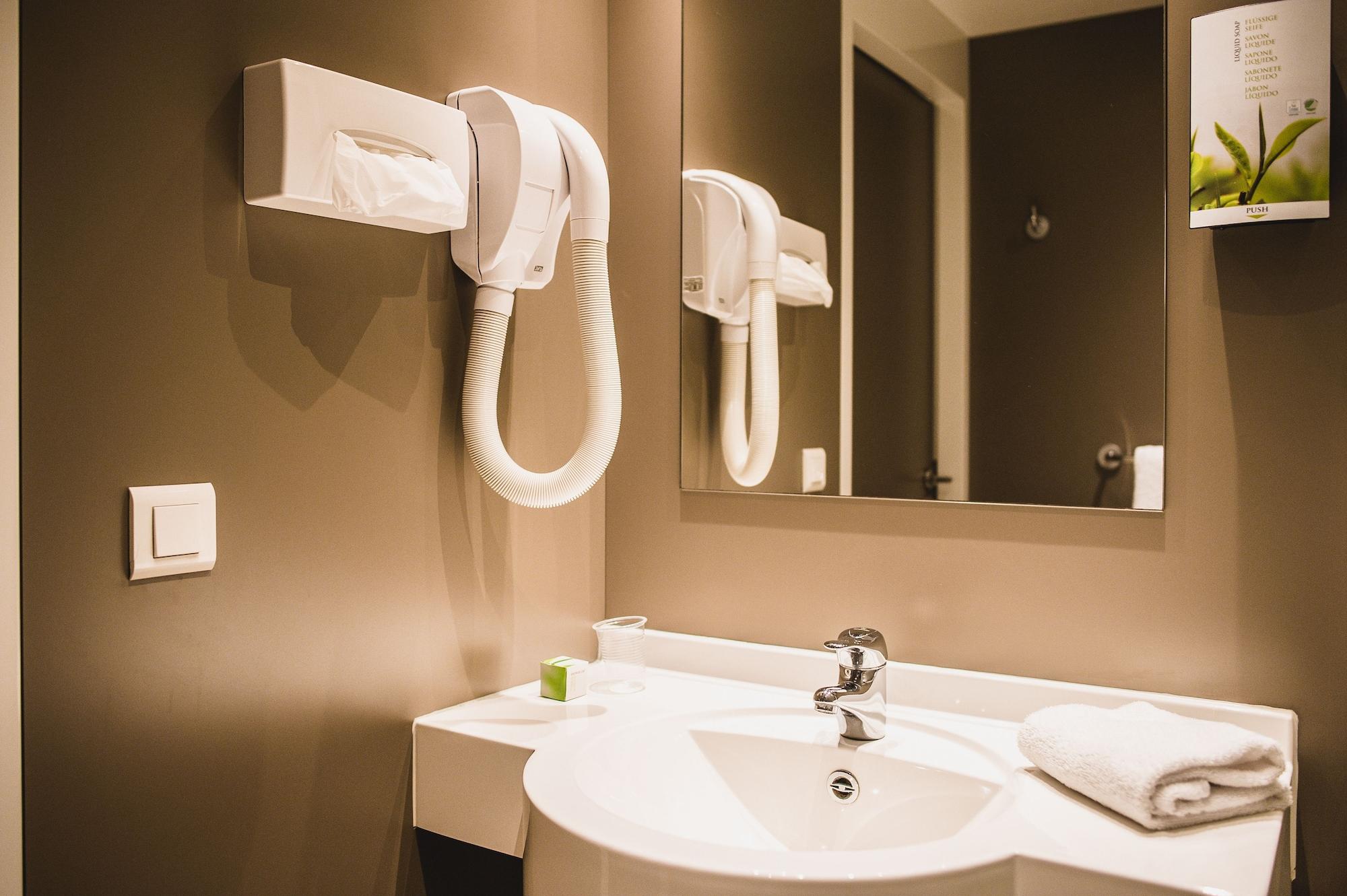 Dc Hotel Charleroi Airport Bagian luar foto