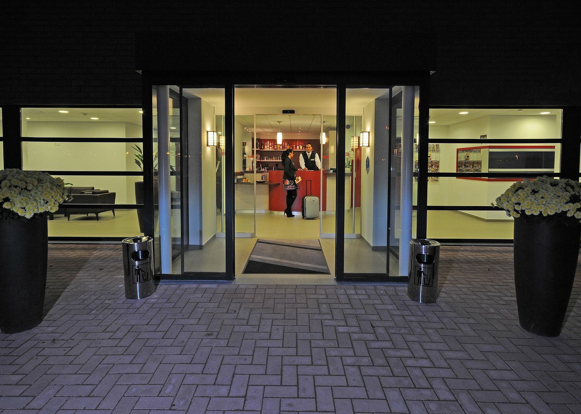 Dc Hotel Charleroi Airport Bagian luar foto