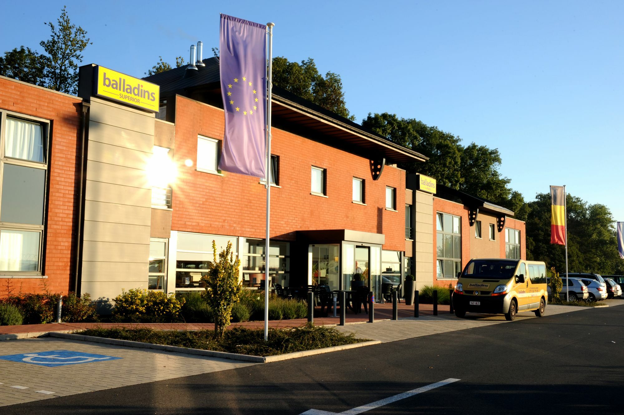Dc Hotel Charleroi Airport Bagian luar foto